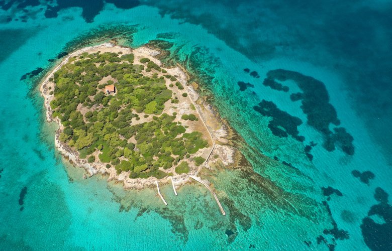 Η παραλία που θυμίζει… Μαλδίβες και είναι δίπλα στην Αθήνα – News.gr 5