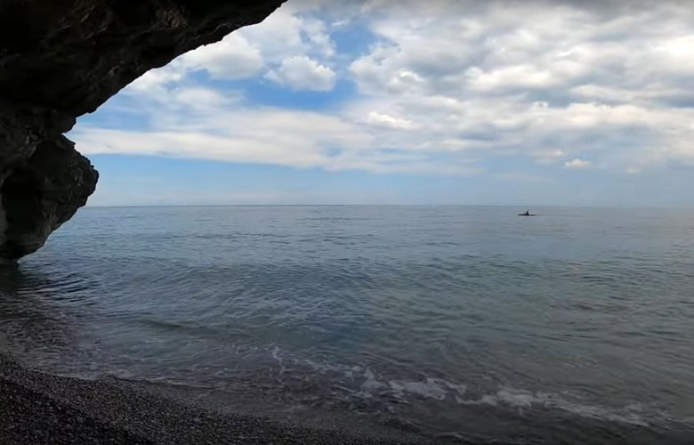 Η άγνωστη παραλία στην Εύβοια που μοιάζει με… σπηλιά  – News.gr 1