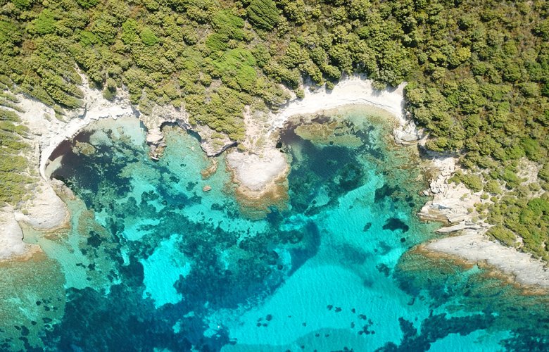 Η παραλία που θυμίζει… Μαλδίβες και είναι δίπλα στην Αθήνα – News.gr 1