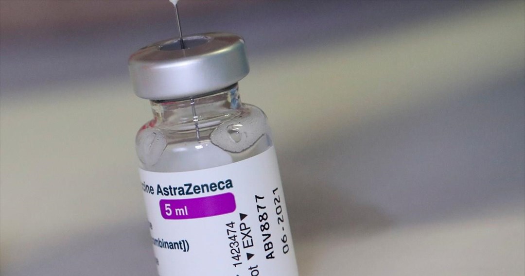 «Στοπ στο AstraZeneca και για τους άνω των 60», συνιστά αξιωματούχος του ΕΜΑ