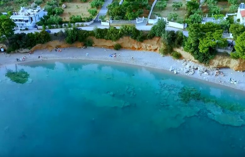 Η οικογενειακή παραλία στην Αττική που είναι πάντα… λάδι – News.gr