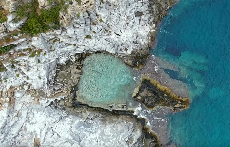 Η φυσική πέτρινη πισίνα που σε αφήνει άφωνο με τιρκουάζ νερά της – News.gr