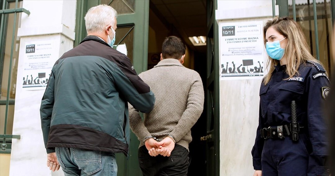 Προφυλακίστηκε ο προπονητής τένις για αποπλάνηση ανήλικων μαθητριών