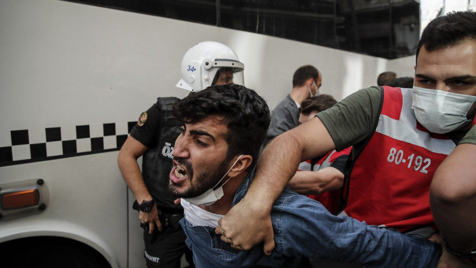 Τουρκία: Διαδηλωτες προπηλάκισαν ένα μέλος του Πολεμικού Ναυτικού των ΗΠΑ-17 συλλήψεις