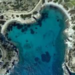 Κόβει την… ανάσα η σμαραγδένια παραλία σαν καρδιά στην Αίγινα – News.gr 18