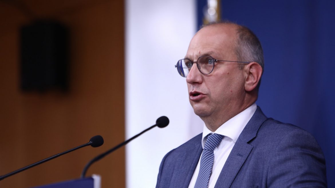 Οικονόμου σε Τσίπρα: Λέγεται σύγχρονο κράτος αποτελεσματικότητας, ανάπτυξης και προόδου