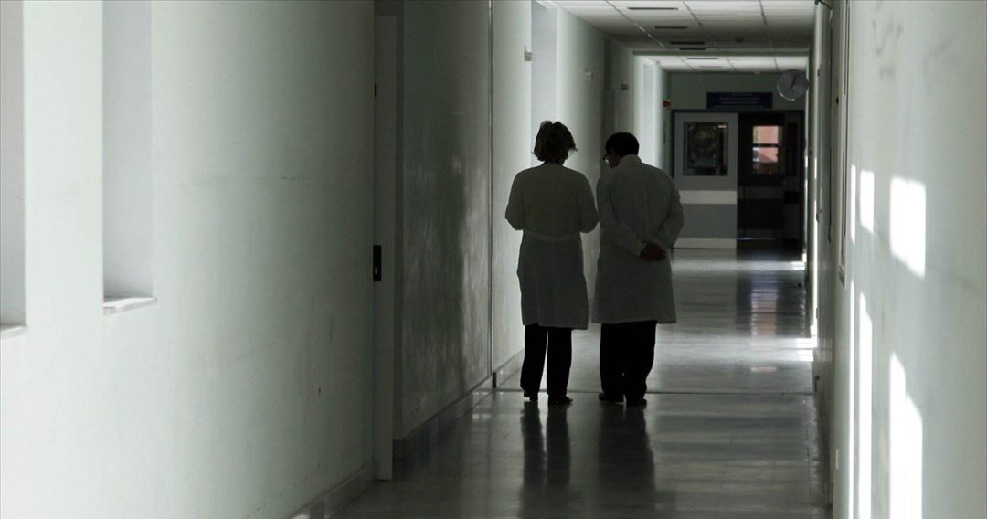 Εξιτήριο σε ανοσοκατεσταλμένη ασθενή με covid19 δίνει η γιατρός στο νοσοκομείο Χαλκίδας