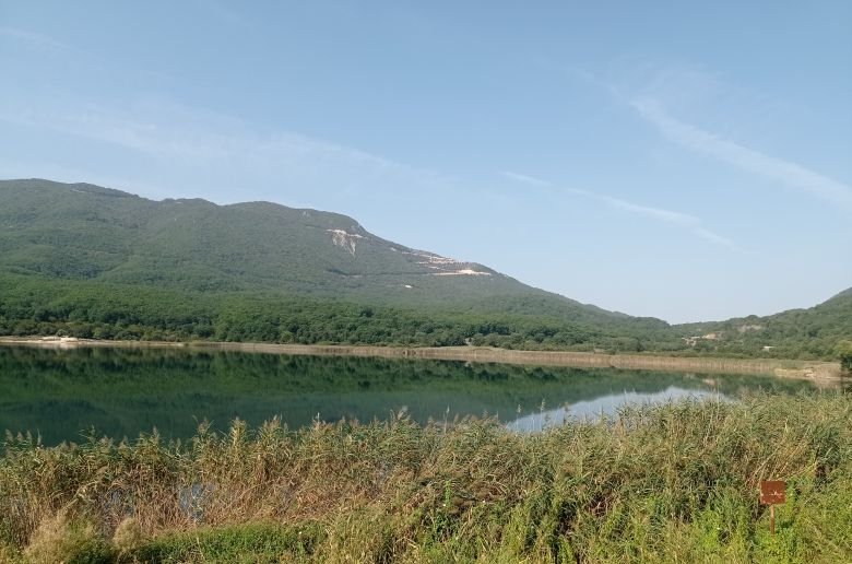 Η εντυπωσιακή «μυστική» λίμνη Ζαραβίνα στο Πωγώνι – Ο πυθμένας έχει σχήμα κωνικό – News.gr