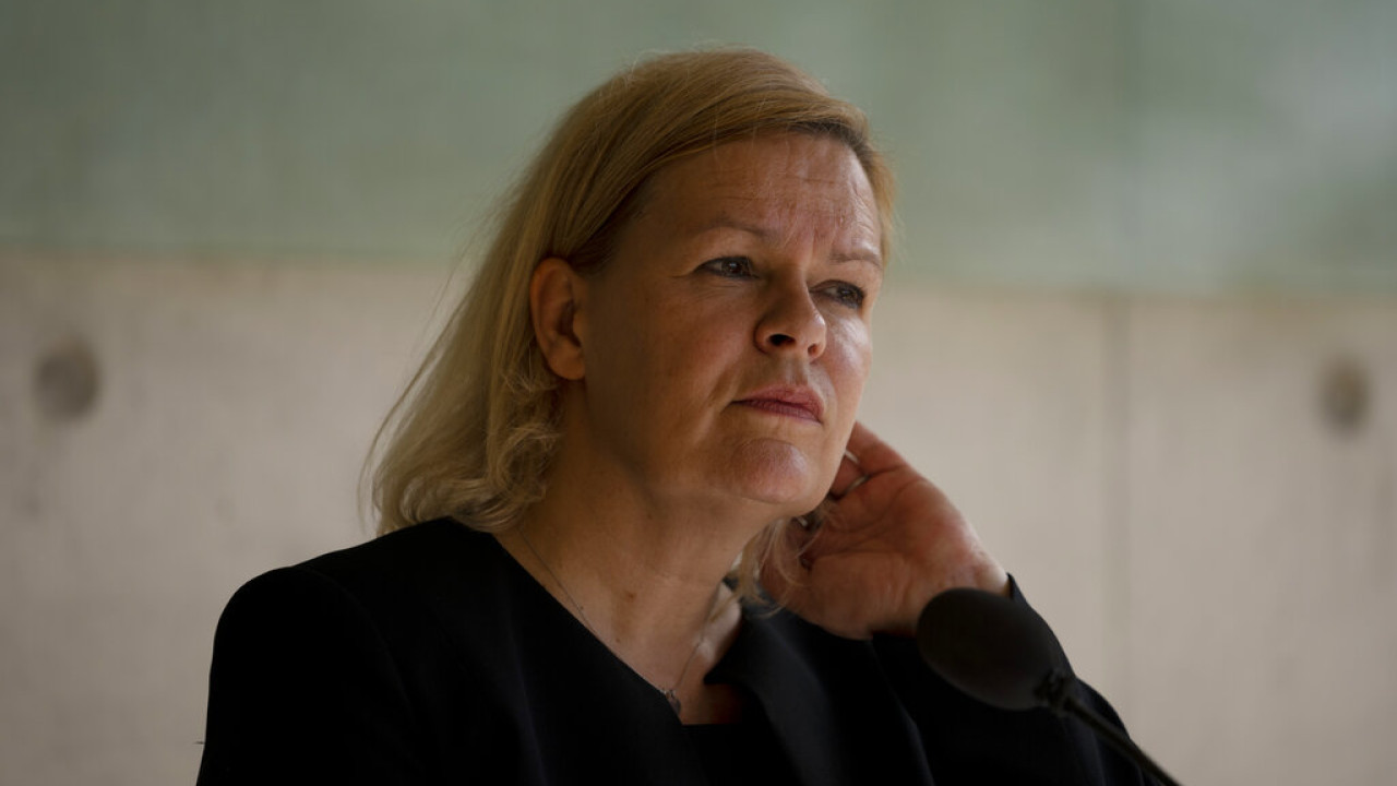 Υπουργός Εσωτερικών Γερμανίας: Αντιδράσεις για την φωτογραφία με την σαμπάνια στο Κίεβο 1