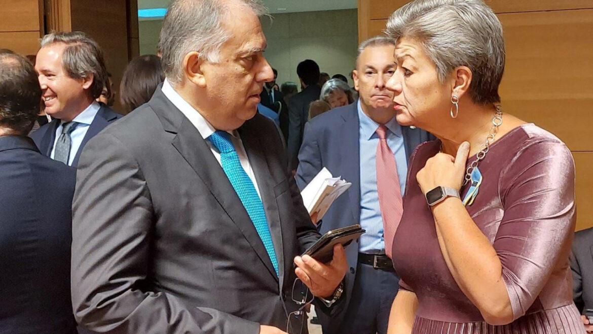 Επιστολή Θεοδωρικάκου προς ΕΕ για την Τουρκία και τους 92 γυμνούς μετανάστες στον Έβρο