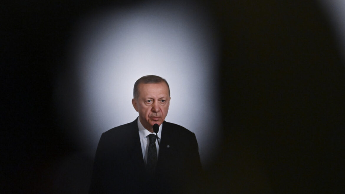 Ερντογάν: Οριακά μπροστά από τον Κιλιτσντάρογλου, σύμφωνα με δημοσκόπηση