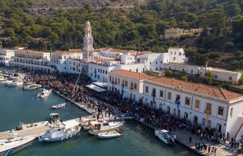 Χιλιάδες προσκυνητές συρρέουν για την Ιερά μονή Πανορμίτη – Ποια είναι η θαυματουργή Εικόνα – News.gr