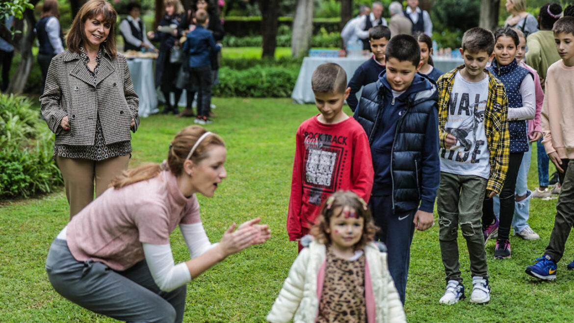 Σακελλαροπούλου: Διαρκές έγκλημα η βία κατά των παιδιών – Ας μη κωφεύουμε στη βουβή κραυγή τους