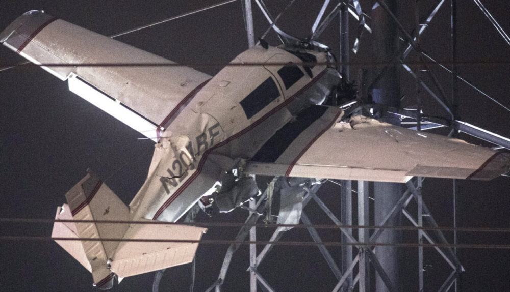ΗΠΑ: Αεροπλάνο καρφώθηκε σε πυλώνα υψηλής τάσης 7