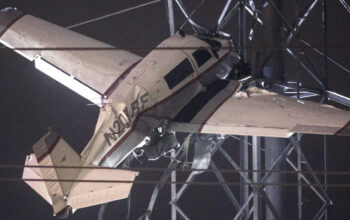 ΗΠΑ: Αεροπλάνο καρφώθηκε σε πυλώνα υψηλής τάσης 3
