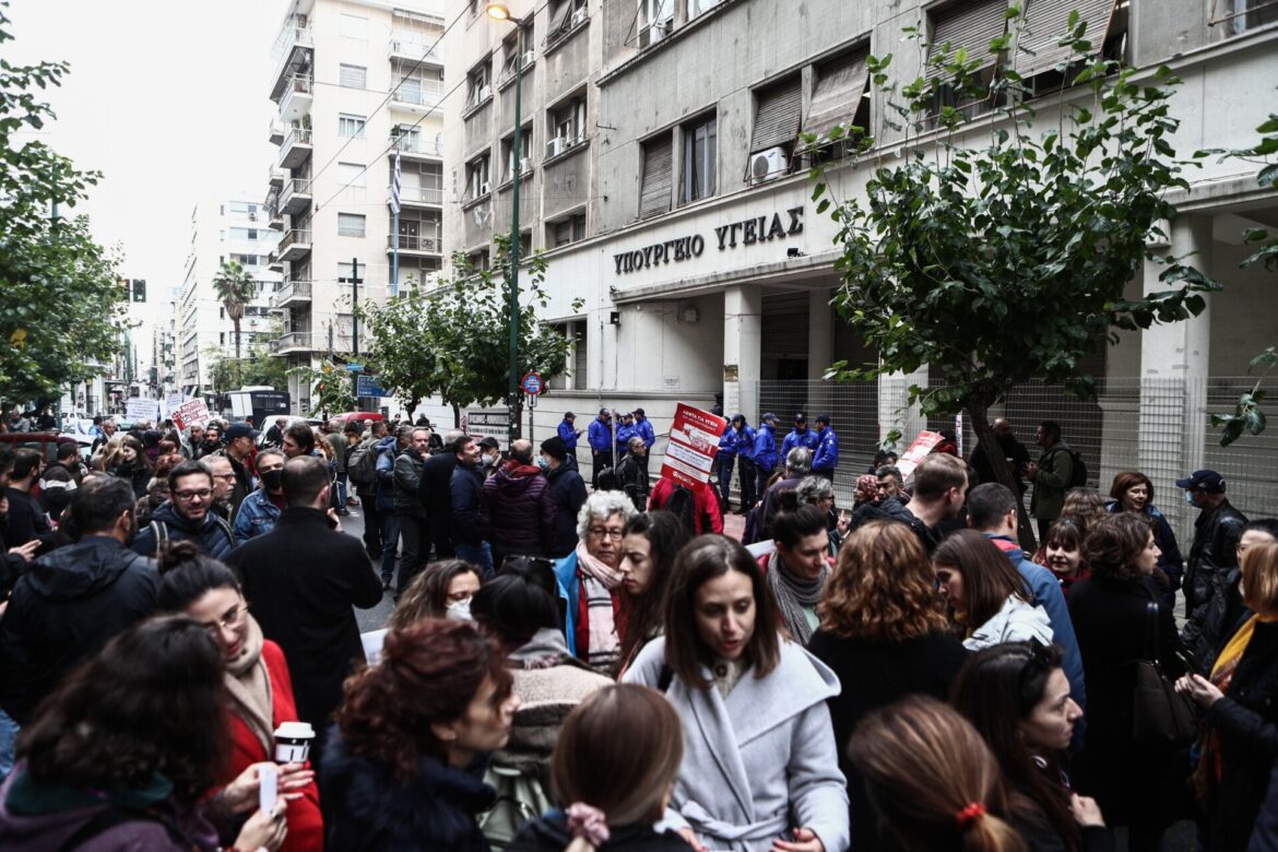 Κλιμακώνουν τις κινητοποιήσεις τους οι γιατροί αύριο 1 Δεκεμβρίου