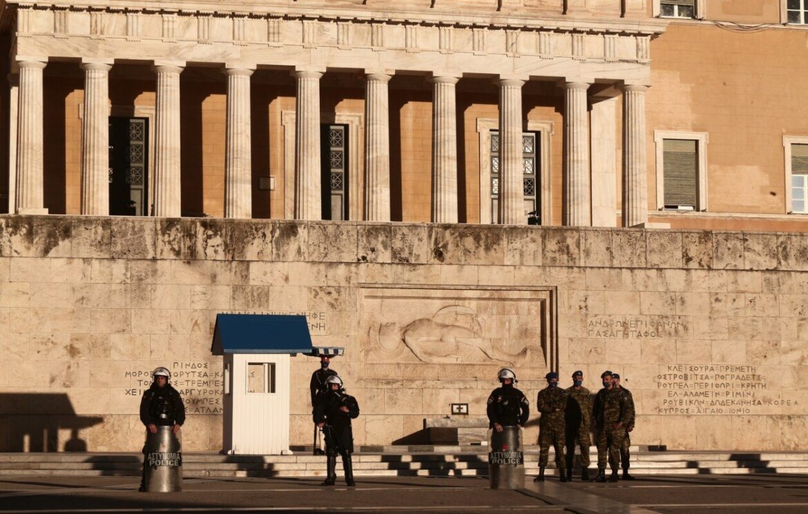 Μολότοφ και χημικά στο Σύνταγμα