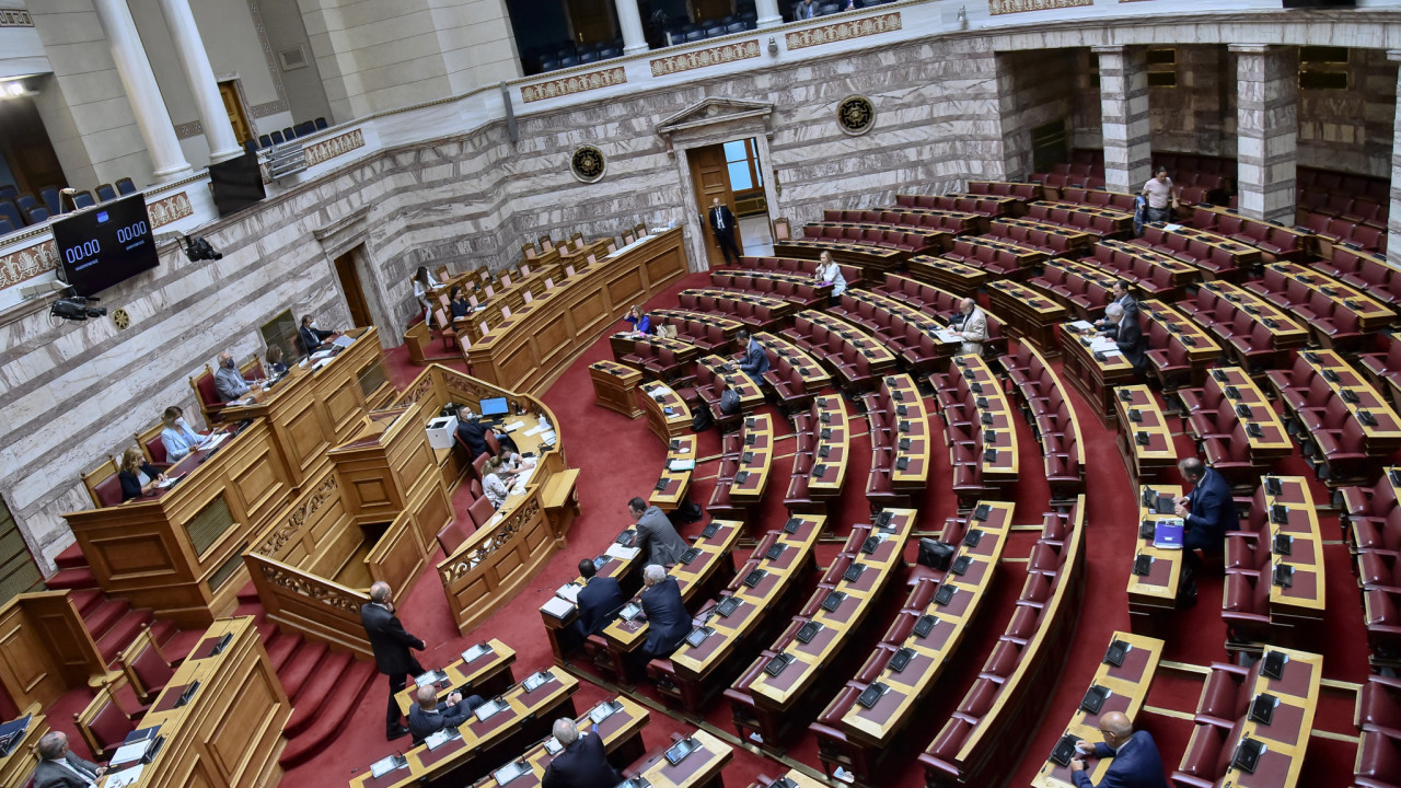 Βουλή: Κατατέθηκε το μίνι ασφαλιστικό - Τι αλλάζει σε συντάξεις και εισφορές 1
