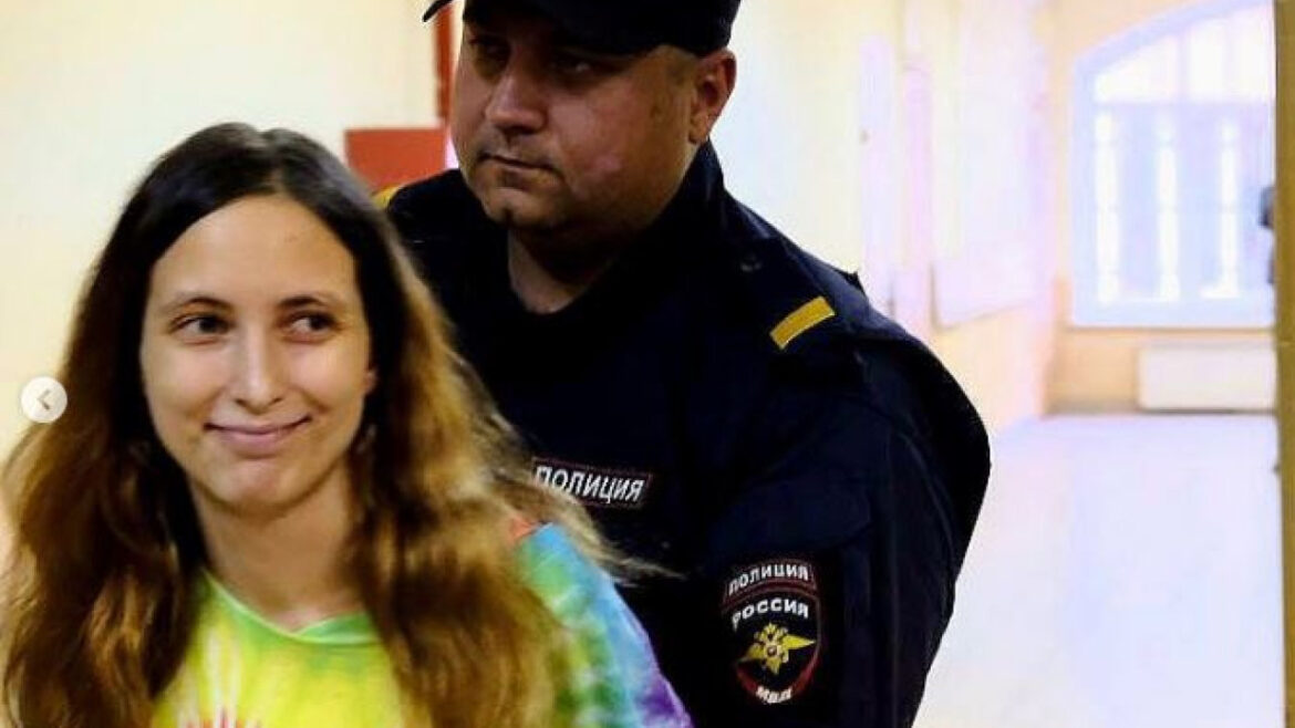 Ρωσία: Ποια είναι η 32χρονη καλλιτέχνιδα που κινδυνεύει με κάθειρξη 10 ετών