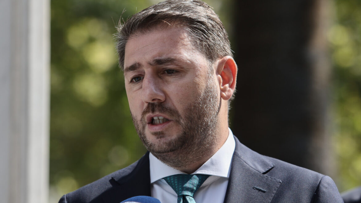 Ανδρουλάκης: «Ο πρωθυπουργός εμπαίζει εκατομμύρια Έλληνες»