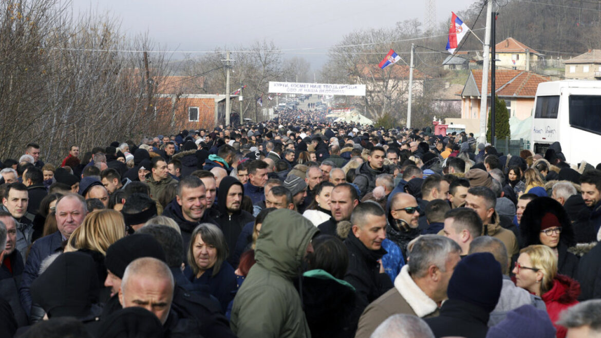 Κόσοβο: Χιλιάδες Σέρβοι στους δρόμους για την απόσυρση αστυνομικών δυνάμεων