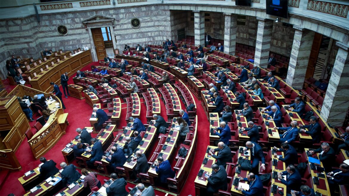 Με τις ψήφους της ΝΔ εγκρίθηκε το νομοσχέδιο για τον έντυπο και ηλεκτρονικό Τύπο