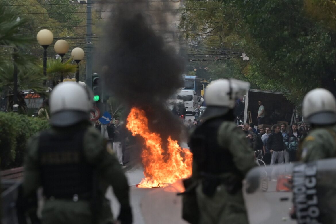 Μετρό: Κλειστό το «Πανεπιστήμιο» λόγω συγκεντρώσεων- Άνοιξε το «Σύνταγμα»