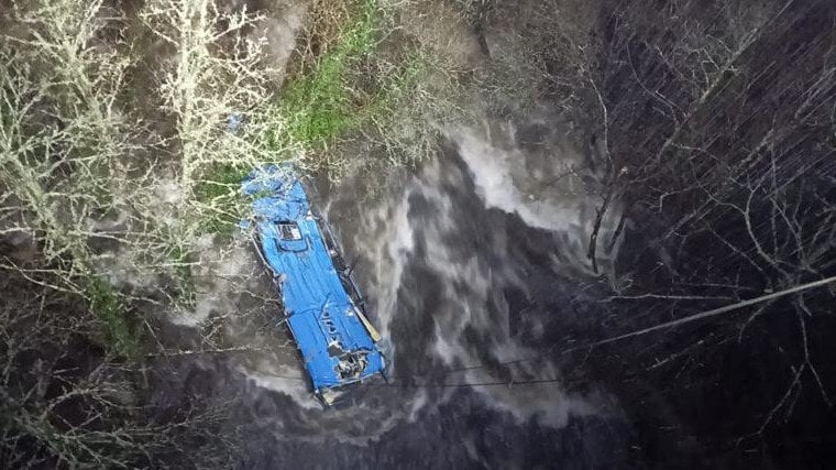 Πέντε νεκροί από την πτώση λεωφορείου σε ποτάμι