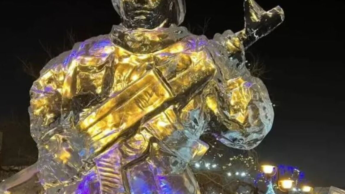 Στρατιώτες από πάγο ως χριστουγεννιάτικος στολισμός σε πλατεία στη Ρωσία