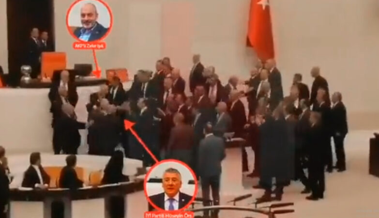 Τουρκία: Στην εντατική βουλευτής της αντιπολίτευσης μετά από συμπλοκή - Βίντεο 30