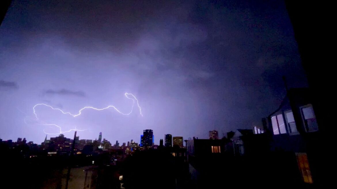 Ένα παιδί νεκρό, χιλιάδες χωρίς ρεύμα
