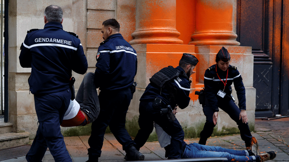 Γαλλία: Οικολόγοι ακτιβιστές πέταξαν μπογιά στο πρωθυπουργικό μέγαρο