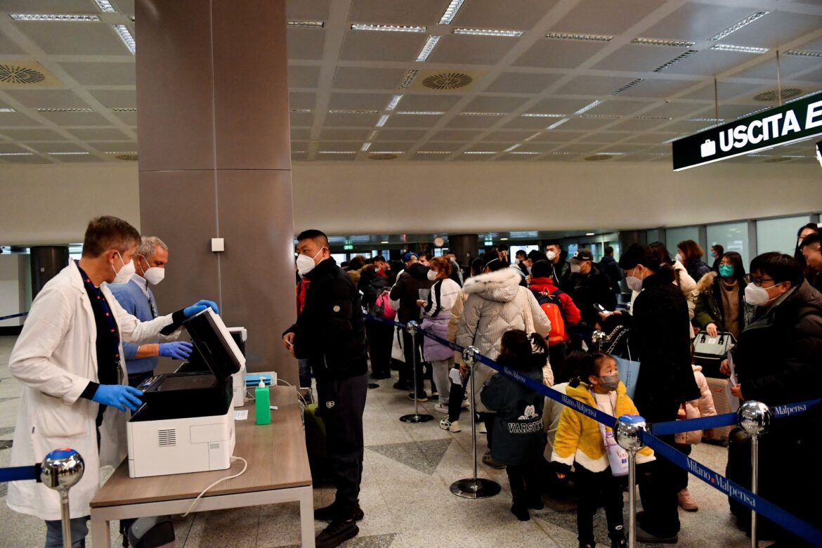 Δεν περιορίζουν ατομικές ελευθερίες τα τεστ κορωνοϊού για τους ταξιδιώτες από την Κίνα