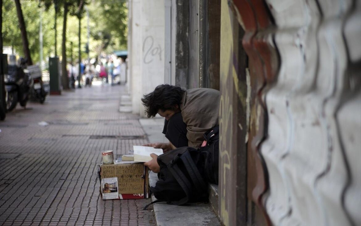 Να ανοίξουν θερμαινόμενες αίθουσες για τους άστεγους ζητεί το υπ. Εργασίας από τους δήμους