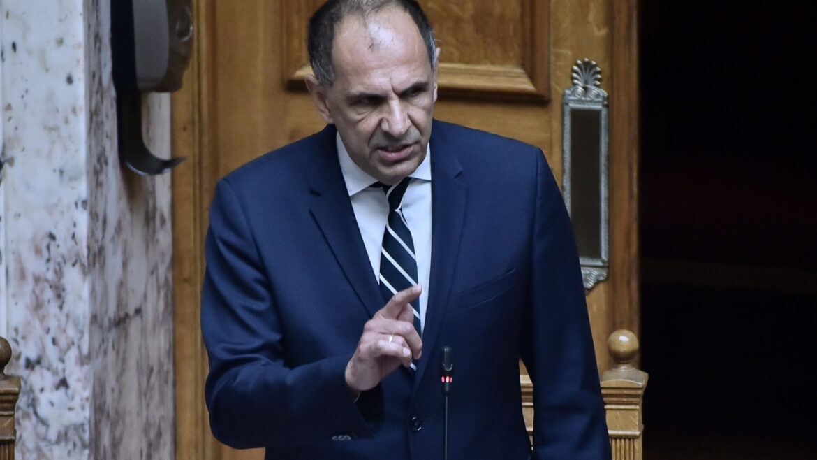 Σύγκρουση τρένων στα Τέμπη: Ο Γεραπετρίτης στο υπουργείο Μεταφορών