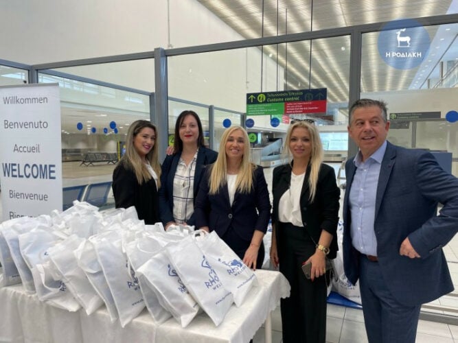 Έφτασαν οι πρώτοι τουρίστες στο αεροδρόμιο της Ρόδου – Τους υποδέχθηκαν με δώρα και ελληνικές σημαίες 7