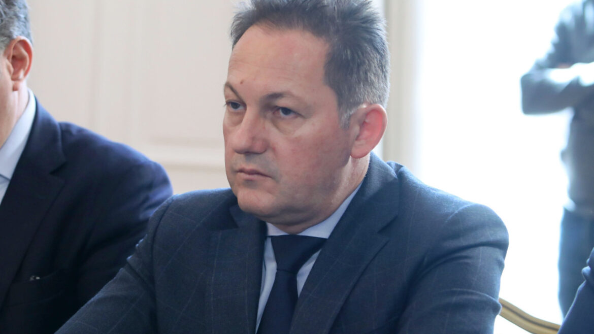 Πέτσας: Ο ΣΥΡΙΖΑ προσπαθεί να δημιουργεί σκιές για να κρυφτεί