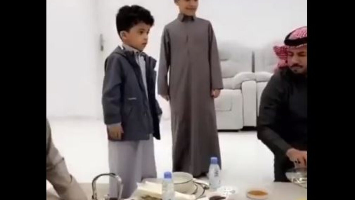 Viral video: Αγοράκι στη Σαουδική Αραβία υπερασπίζεται γενναία τη μαμά του