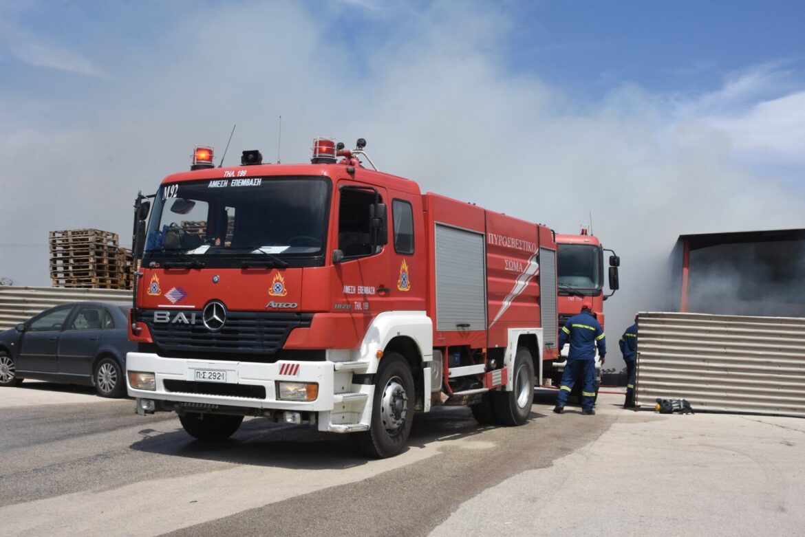Άνδρας περιέλουσε με βενζίνη πολυκατοικία και έβαλε φωτιά
