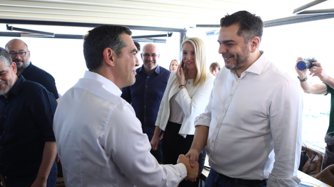 Χαλαρή κουβέντα Τσίπρα με δημοσιογράφους λίγο πριν ανοίξουν οι κάλπες