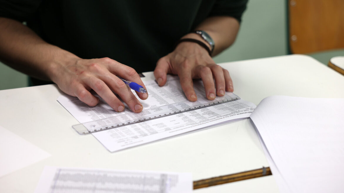 Συνεχίζεται η προσέλευση στις κάλπες – Όσα είπαν οι πολιτικοί αρχηγοί – Στις 21:00 το 80% του αποτελέσματος