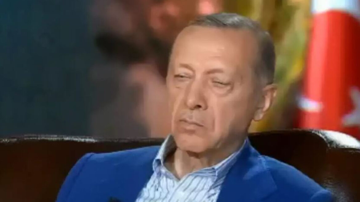 Ο Ενρτογάν… αποκοιμήθηκε σε διακαναλική συνέντευξη