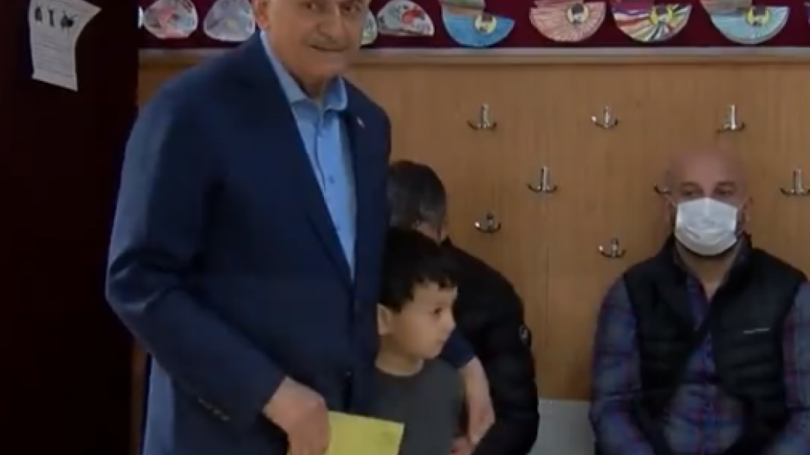 Εκλογές στην Τουρκία: Το σχόλιο του Γιλντιρίμ όταν η σύζυγός του άργησε να βγει από το παραβάν