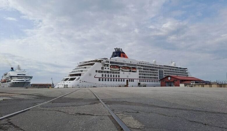 Για πρώτη φορά, δύο κρουαζιερόπλοια ταυτόχρονα στο λιμάνι της Θεσσαλονίκης – Καλοσώρισμα με κουλούρι και χορούς 28
