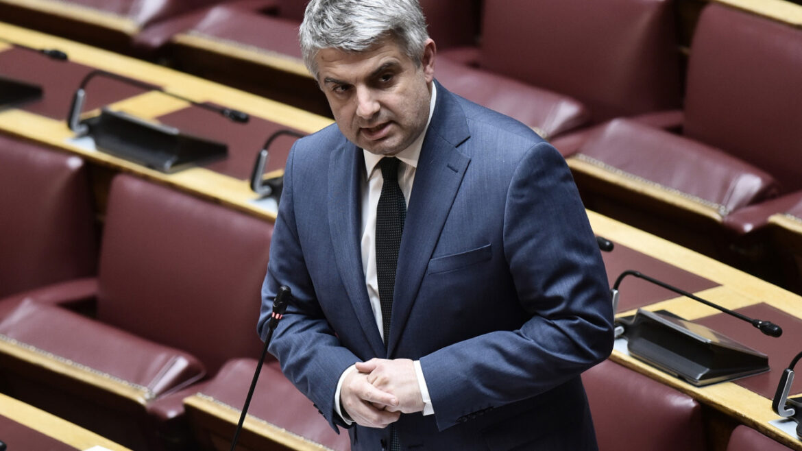 ΠΑΣΟΚ: Στο λιμάνι της Καλαμάτας μεταβαίνει ο Οδυσσέας Κωνσταντινόπουλος μετά το ναυάγιο στην Πύλο