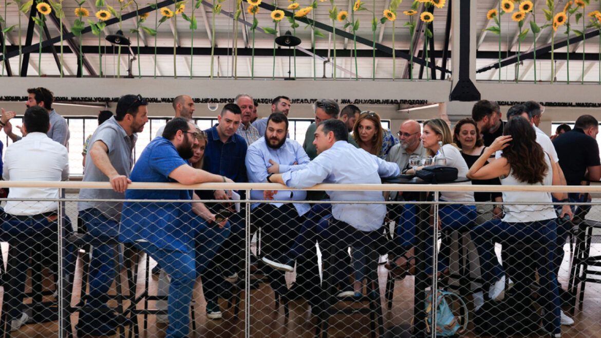 Θεσσαλονίκη: Συνάντηση του Αλέξη Τσίπρα με δημοσιογράφους στην Αγορά Μοδιάνο