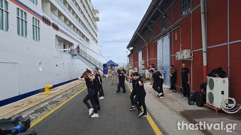 Για πρώτη φορά, δύο κρουαζιερόπλοια ταυτόχρονα στο λιμάνι της Θεσσαλονίκης – Καλοσώρισμα με κουλούρι και χορούς 1