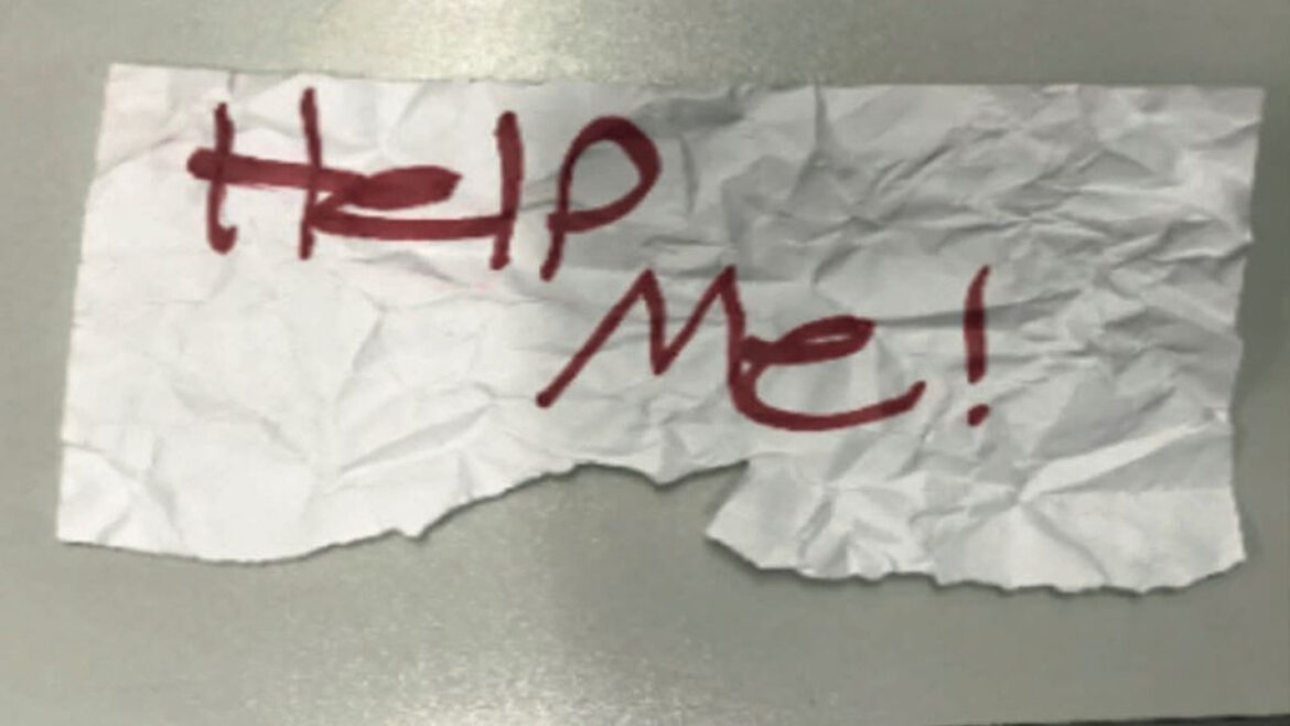 Help me: Κορίτσι, θύμα απαγωγής, σώθηκε χάρη σε σημείωμα που έγραψε