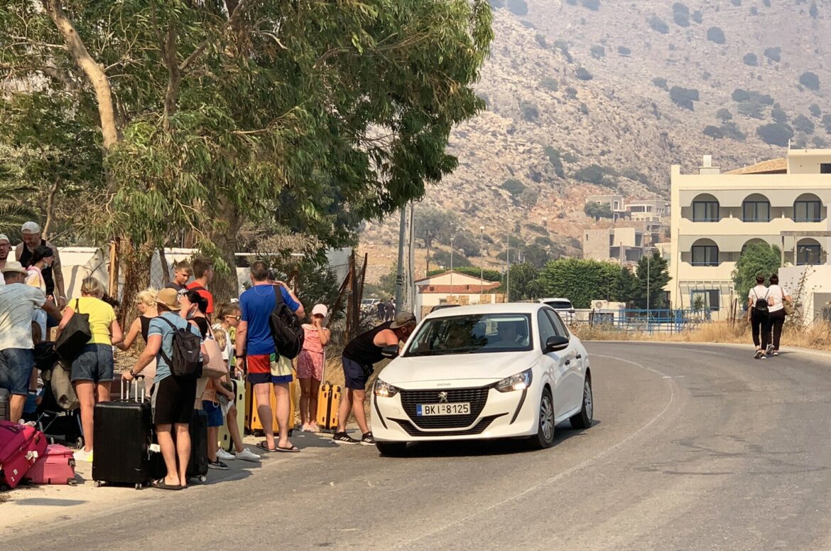 Γερμανοί τουρίστες στη Ρόδο: «Απόδραση από τις φλόγες»