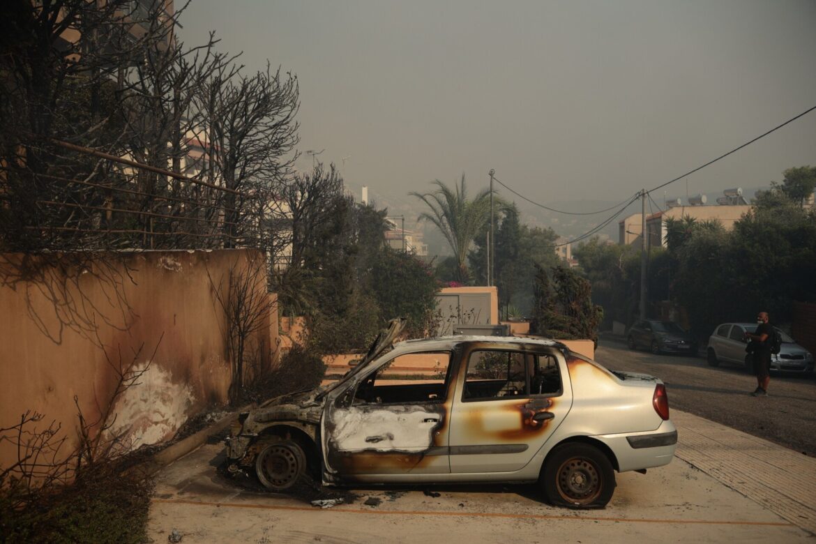 Συμφόρηση στην παραλιακή λόγω της πυρκαγιάς στον Κουβαρά